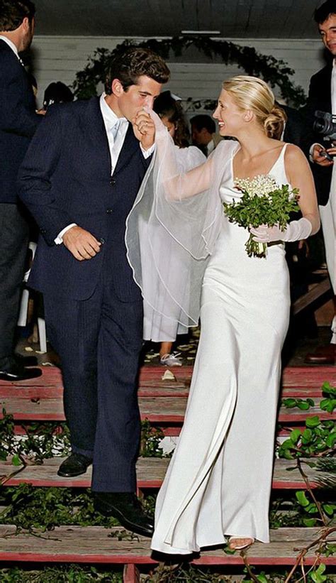 carolyn bessette kennedy wedding gown.